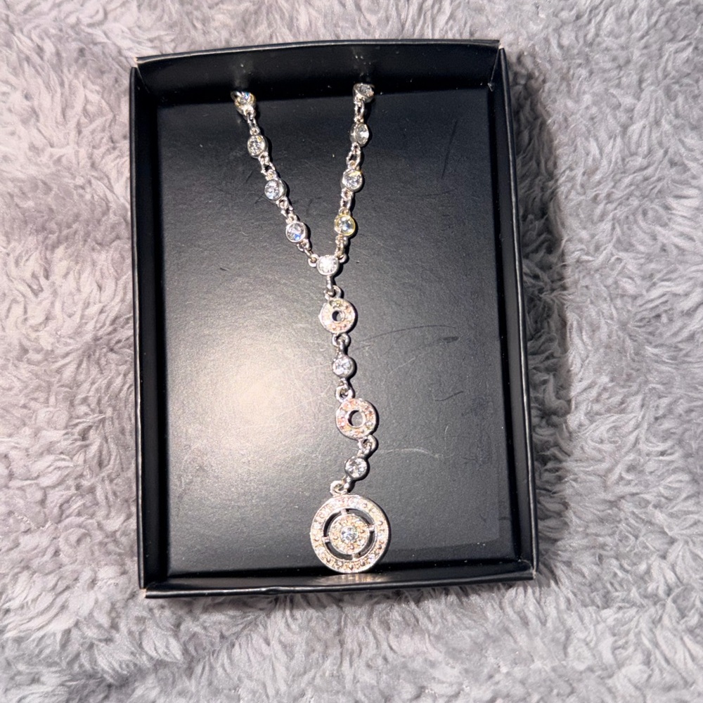 Elegant Silver Necklace with Crystal Accents